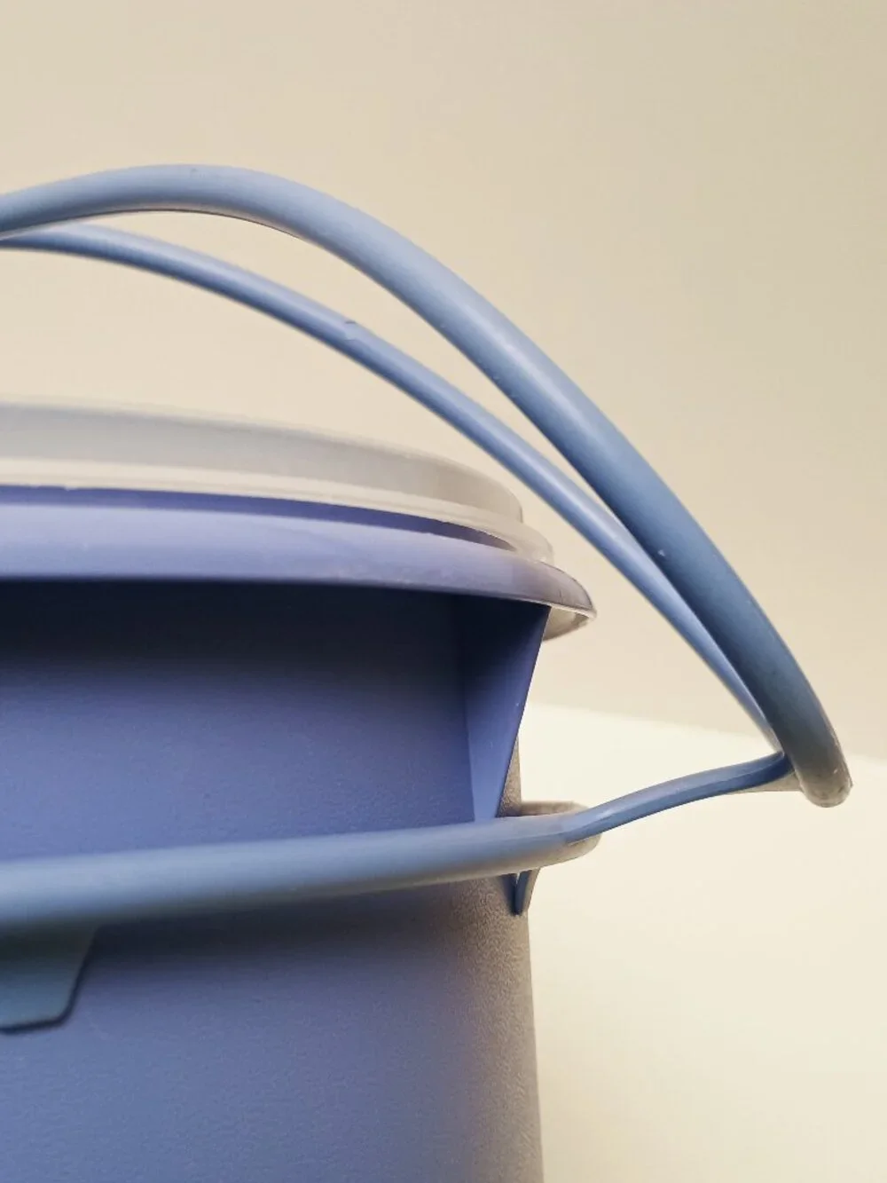 Vintage #254-8 Tupperware PERIWINKLE Round Bucket Jug w Handle & Lid, 70's, RARE